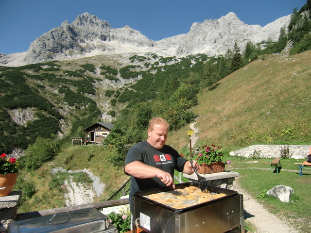 Schmankerl vom Rost und aus der Pfanne dürfen genauso wenig fehlen wie die musikalische Unterhaltung.