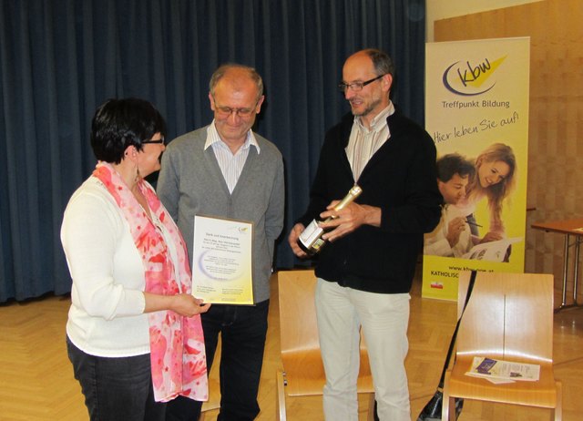 Josef Brunnbauer, v. l. n. r.: Monika Greil-Payrhuber, Monika Greil-Payrhuber und Alfred Steininger gratulierten Max Hörmanseder (Mitte) zum 30-Jahr-Jubiläum. | Foto: Josef Brunnbauer
