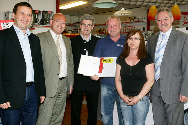 Neukirchens WB Obmann Wolfgang Doppler, Wirtschaftsbund Bezirksobmann Laurenz Pöttinger, Bgm. Kurt Kaiserseder, Andreas und Sylvia Hofinger und Landesrat Viktor Sigl. | Foto: WB Grieskirchen