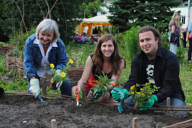 Umweltausschussvorsitzende Margit Nemec, sowie die beiden NaHe-Masterbrains Christine Marksteiner und Simon Kainak beim feierlichen Pflanzen im neuen Hetzendorfer Nachbarschaftsgarten.