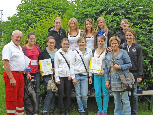 Schüler der HS St. Martin mit Elfriede Berger und Helmut 
Ratzenböck. | Foto: privat
