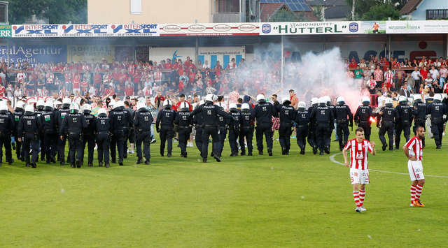 So wird der Fußball zerstört – die Polizei gegen GAK-Chaoten beim Platzsturm in Hartberg. | Foto: GEPA