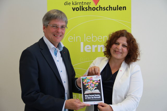 LHStv. Peter Kaiser und Beate Gfrerer (Kärntner Volkshochschulen) präsentieren ein neues Projekt, das lese-und schreibschwachen Menschen zu mehr Gesundheit verhelfen soll.