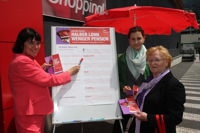 NR Gisela Wurm mit GR Victoria Weber und SP-Bezirksfrauenvorsitzende Marion Böck beim Infotag in Schwaz. | Foto: Hitthaler