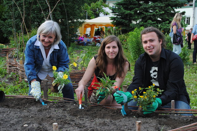 Umweltausschussvorsitzende Margit Nemec, sowie die beiden NaHe-Masterbrains Christine Marksteiner und Simon Kainak beim feierlichen Pflanzen im neuen Hetzendorfer Nachbarschaftsgarten.