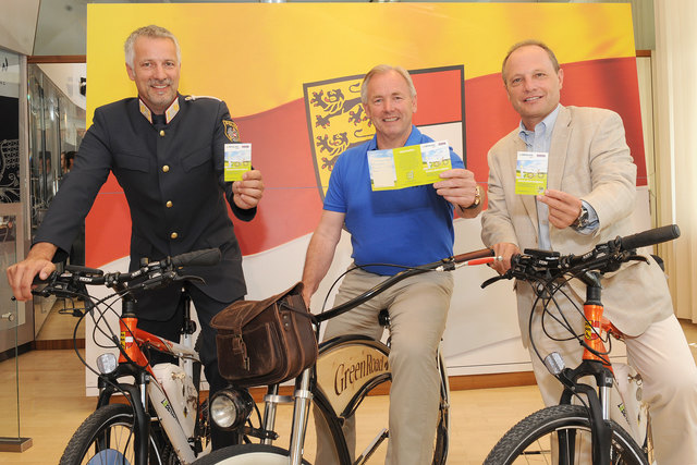 Mag. Rainer Dionisio (Landespolizeikommando). Landeshauptmann Gerhard Dörfler und Dr. Albert Kreiner (Leiter Abteilung 7) mit dem Elektrofahrradpass.