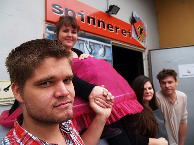 Am Freitag, 22. und Samstag, 23. Juni um jeweils 20 Uhr in der Spinnerei Traun erfahren Sie, was hinter den Masken der Putzfrauen steckt. Im Bild (v. l. n. r.): Elio Seidl, Ingrid Weigel, Christina Ecker und Christoph Ablinger. | Foto: Privat