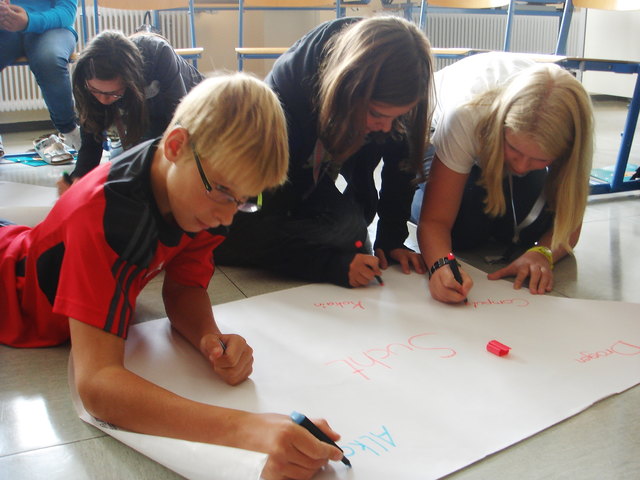 Schülerinnen der HS Helfenberg bei einem der 11 Module des Projekts