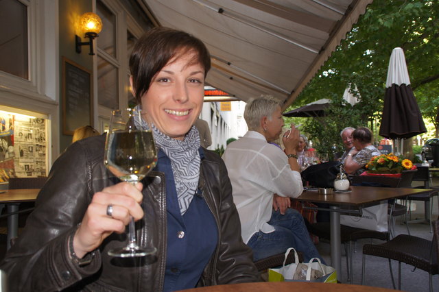 Ein leichter, spritziger Sommergenuss im Gastgarten: der weiße G'spritzte.