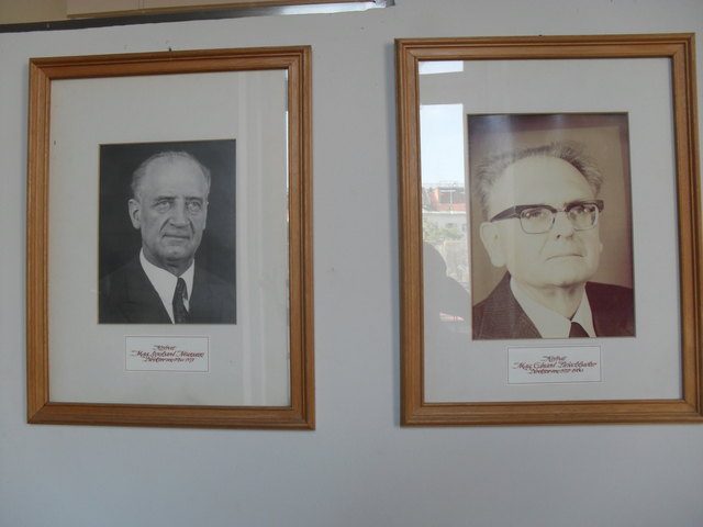links unser damaliger (strenger) Direktor Neumann