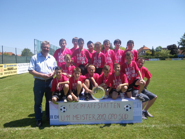 Die Meistermannschaft mit Bgm Christoph Kainz (li.) und Co-Trainer Willi Dassel (re.).