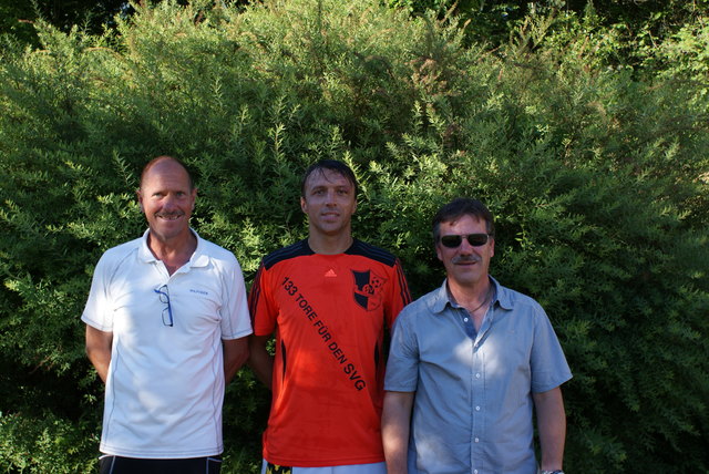 Gramastettens Rekordtorschütze Zeljko Martinov (m.) bekam von Seki Heinrich Pammer und Coach Gert Trafella ein Ehrentrikot überreicht.