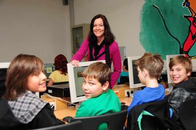 Martina Misslinger ist stolz auf die Arbeiten ihrer Schüler.