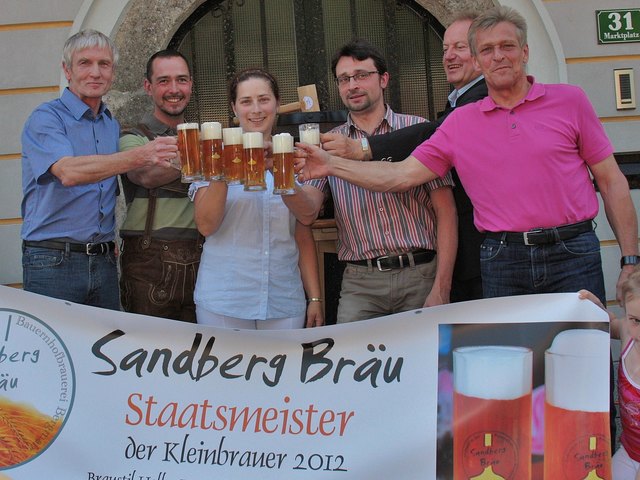 Ein Prosit auf den Brau-Staatsmeister und „Märzen-König“. Von links: Bier-Sommelier Karlheinz Meidinger, Dietmar Mühlwanger, Birgit und Martin Bergmair, Pfarrer P. Arno und Bürgermeister Gerhard Obernberger. | Foto: Privat