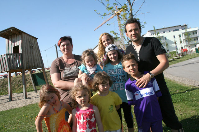 Doris Roithner (mit Anna) und Roman Proschinger (re.): "Wir laden alle herzlich zu unserem Fest ein." | Foto: Zeiler