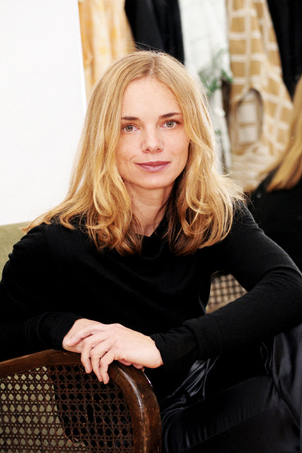 Nina Hollein ist studierte Architektin, Modedesignerin, Kinderbuchautorin und Mutter dreier Kinder