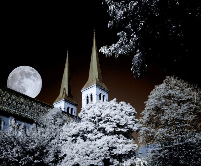 Die Brigittakirche in der Brigittenau im Oktober 2011 - Fotomontage