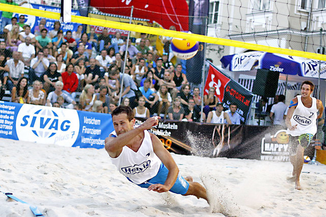 Zwei Tage lang matchen sich Top-Beachvolleyballer am Steyrer Stadtplatz. | Foto: VBC
