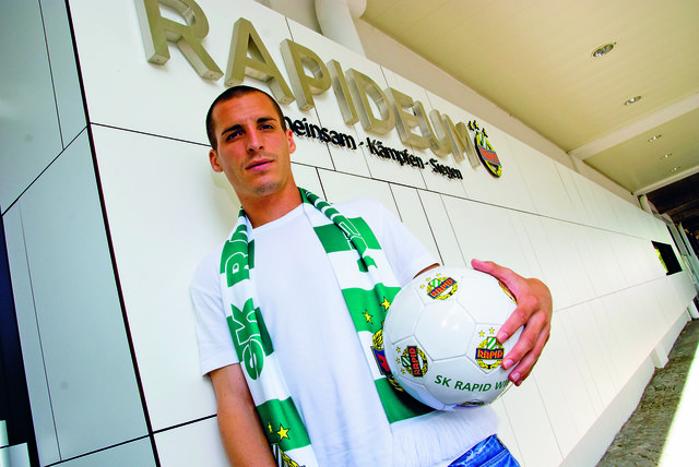 Rapid-Spieler Stefan Kulovits vor dem Rapideum in der Südtribüne des Hanappi-Stadions.