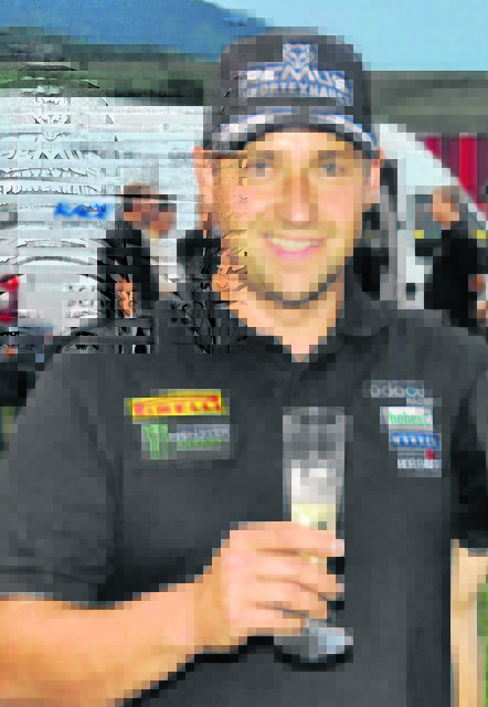 Hoch das Glas: Jürgen Rausch gewann 2011 mit Patrick Winter. Heuer fährt er mit Neubauer