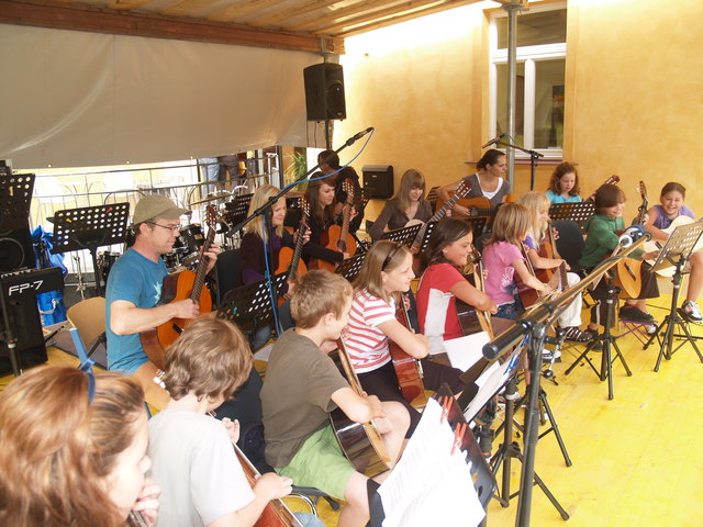 Die SchülerInnen und LehrerInnen der LMS Imst laden zum traditionellen Schlussfest im Park ein. | Foto: LMS Imst