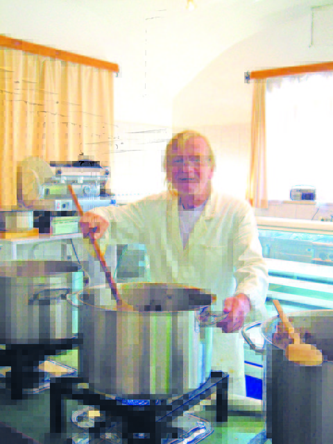 Pfarrer Markus Jernej kochte im Alleingang und nach geheimen Rezept 400 Portionen Gulasch für sein Priesterjubiläum