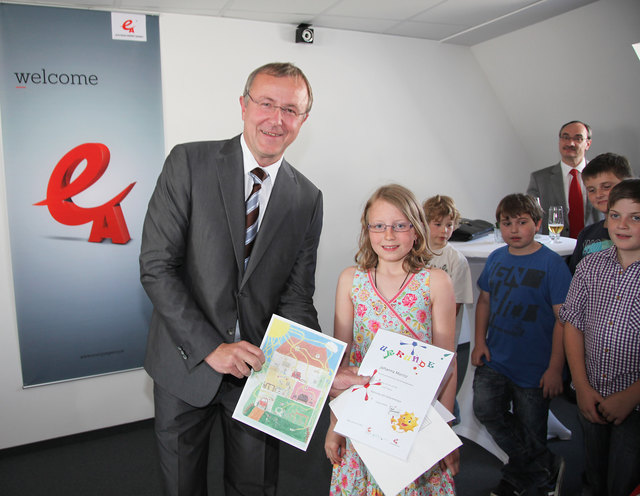 DI Peter Traupmann gratuliert Johanna. | Foto: privat