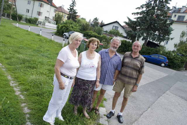 Empört: Gudrun Zetner, Erna Amadei, Heinrich Amadei und Karl Zetner (v.l.n.r.) vor der strittigen Durchfahrt.