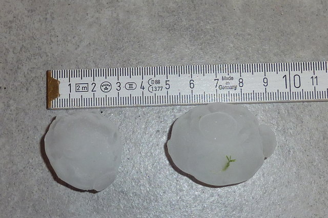 Gestern ging ein Hagelschauer nieder mit bis zu 4 cm großen Hage