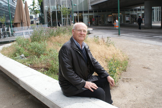 Alles vertrocknet: Bezirksvorsteher-Vize Herbert Grausam (FP) vor den pflegebedürftigen Beeten am Restituta-Platz.