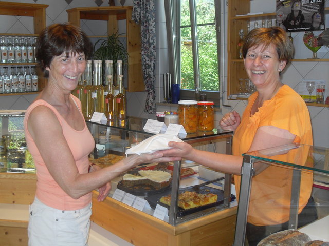 Marianne Olsen besucht regelmäßig den Oberalmer Bauernmarkt, um bei Barbara Schnöll einzukaufen.