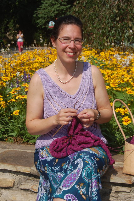 Monika Koch leitet die Strickrunde im LadenKonzept.