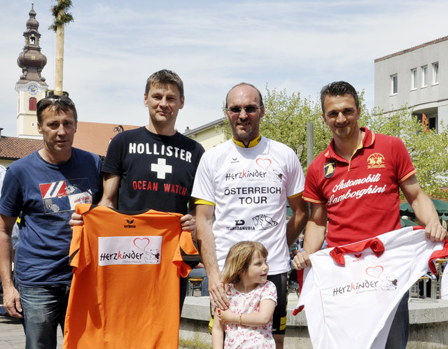 Am 30. Juni tricksen Kicker-Legenden im Dienste der guten Sache im Waldstadion Pasching. | Foto: Privat