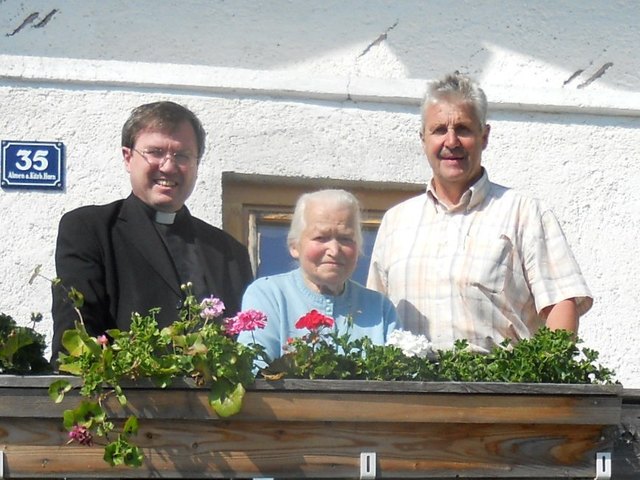 Kirchdorfs Pfarrer Mag. Georg Gerstmayr und Bürgermeister Ernst Schwaiger gratulierten Franziska Oberleitner auf der „Menggen-Alm“ zu ihrem 85. Geburtstag