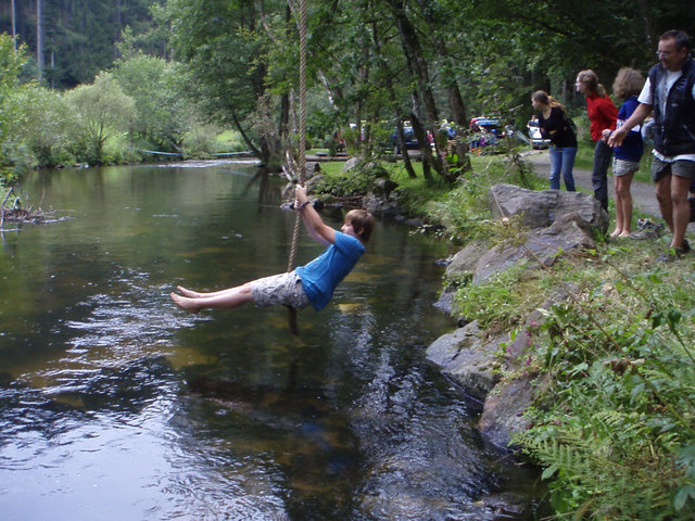 Eine Flussüberquerung ist ein Highlight bei moving( in)to nature