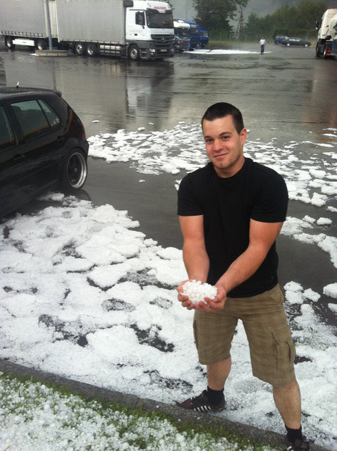 Heftig: In Vils war der Hagel besonders schlimm. Viele Autos wurden beschädigt. | Foto: Zoom Tirol