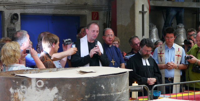 Pfarrer Mag. Piotr Stachiewicz segnet die "Leonhardglocke"