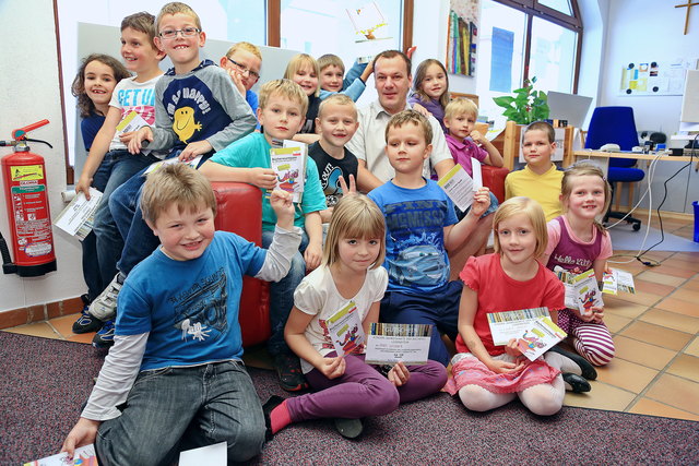 In der Bücherei: Rainer Schwaiger von der Gewerberunde Pro Losenstein mit den Volksschülern. | Foto: Salzmann