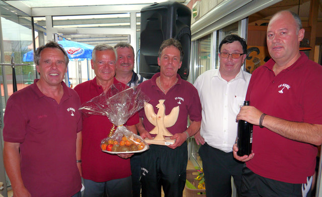 CUP-Sieger bei den Herren: EV-Kundl mit Alois Margreiter, Klaus Kurz, Helmut Eberl und Georg Stöckl. Im Hintergrund Schiedsrichter Hermann Huber, Bez-Obmann Andi Aberger
