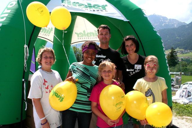 Die Kinder freuen sich über kleine Geschenke und tolle Gewinne beim Familienfest in Mieders.
