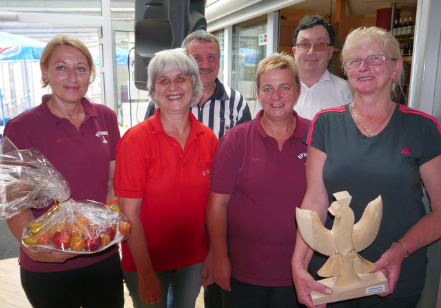 CUP-Sieger bei den Damen: EV-Kundl mit Silvia Margreiter, Anni Eberl, Renate Steinbacher und Leni Mühlegger. Im Hintergrund Schiedsrichter Hermann Huber, Bez-Obmann Andi Aberger