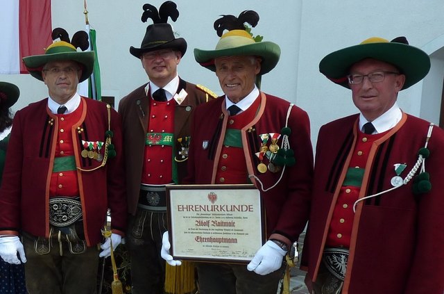 Von links: Hptm. Hans Kirchmair, Ehptm. Adi Raitmair, BMjr. Christian Meischl, BGM Josef Kofler. | Foto: Kofler