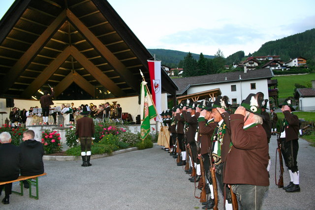 Die Musikkapelle und die Schützenkompanie führen gemeinsam den "Traum eines österreichischen Reservisten" auf.