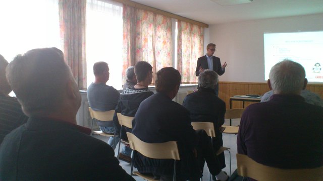 Hr. Armin Stumptner - mit guten Argumenten für berufliche Aus-, und Weiterbildung. Info-Veranstaltung in Attnang-Puchheim