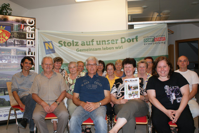 Getrud Kolbe (2.v.r., vorne) stellte LA21-Betreuer Alexander Kuhness, Bgm. Georg Hartl, Kernteamsprecher Werner Hartl und dem gesamten Kernteam die neue Berger Freizeitbroschüre vor. | Foto: zvg