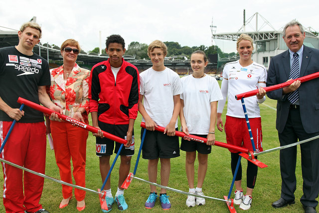 Wirtschafts- und Sportlandesrat Viktor Sigl, Präsidentin Sissy Max-Theurer sowie die Olympiastarter im Schwimmen Jördis Steinegger und David Brandl mit den Schülern Yunior Cabada, Eva Großberger und Stefan Strauß von der Sporthauptschule Neuhofen. | Foto: Land OÖ/Kauder