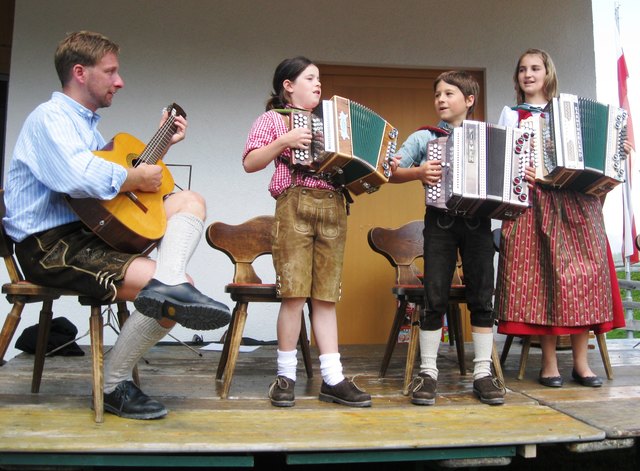 Volksmusiklehrer Peter Margreiter mit seinen jungen Ziehharmonika-Schülern Jessica Eller, Lorenz und Daniela Schöpf.