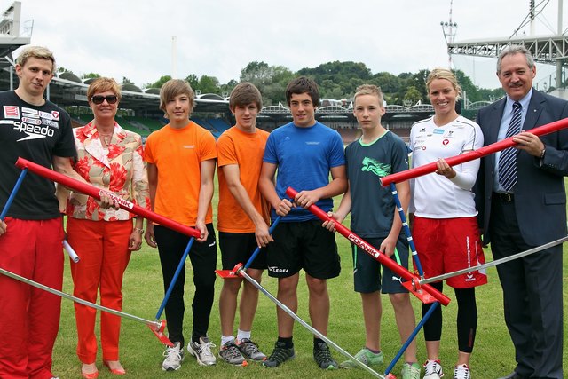 Wirtschafts- und Sportlandesrat Viktor Sigl, Präsidentin Sissy Max-Theurer sowie die Olympiastarter im Schwimmen Jördis Steinegger und David Brandl mit den Schülern Sandro Grillmayr, Julian Kuster, Renè Nocker und Jonas Anderson von der SHS Steyr beim Olympic Day auf der Linzer Gugl. | Foto: Land OÖ/Kauder
