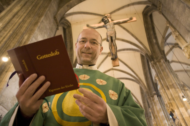 Auch Toni Faber, Dompfarrer und Technikfan, bleibt dem Buch in der Messe treu. | Foto: Elisabeth Mondl