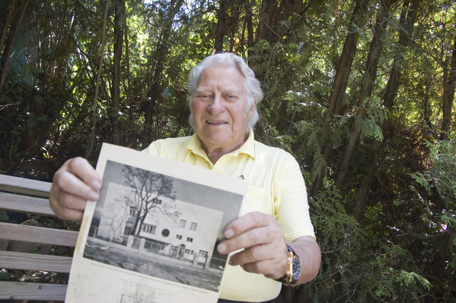 Wohnen im Architekturjuwel: Udo Pöschmann zeigt ein Foto der Villa Beer in der Wenzgasse.